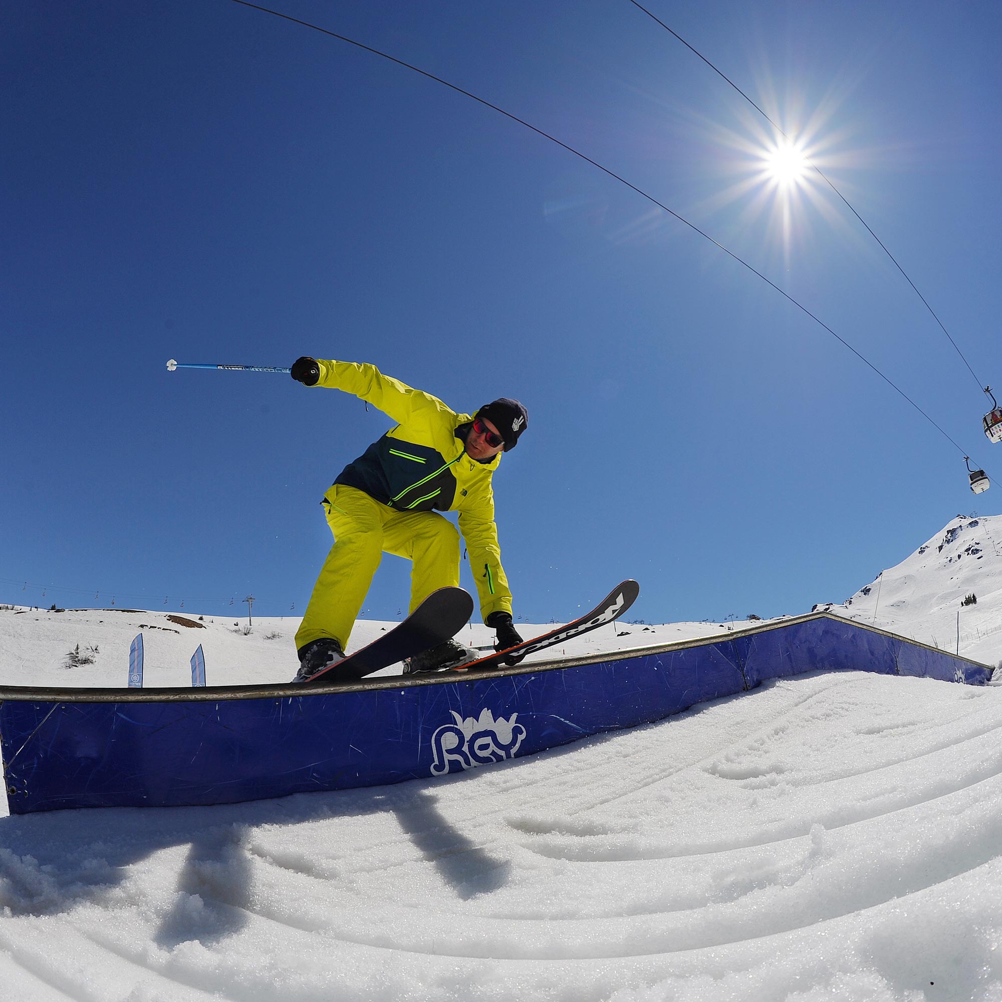 Un moniteur fait la démonstration d'un toboggan sur rail lors d'un cours de Ski