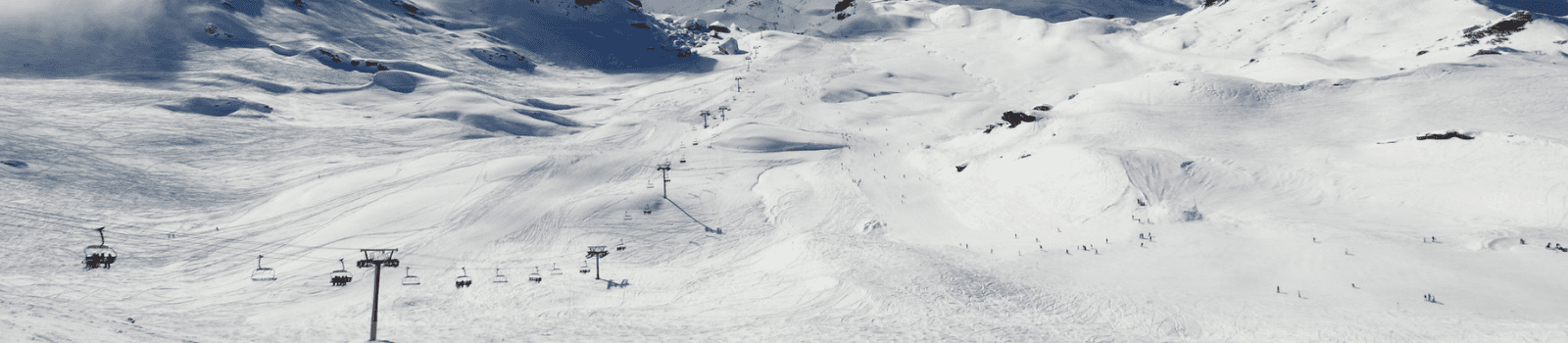 La Plagne recouverte de neige et une remontée mécanique